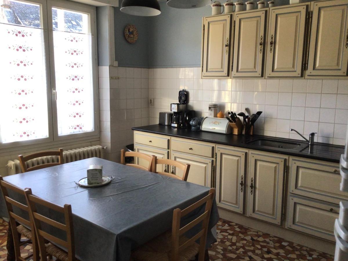 Apartamento Les Glycines Vic-sur-Cère Exterior foto